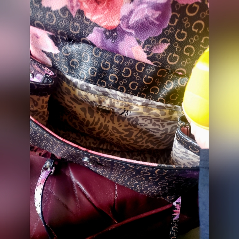 GUESS PURSE - Picture 2 of 5